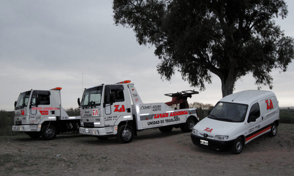 Camión plataforma de Zárate Asistencia remolcando un vehículo en ruta