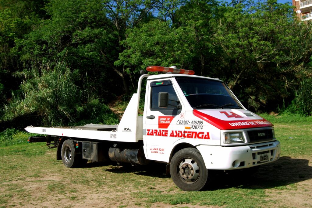 Camión de Zárate Asistencia asistiendo un vehículo liviano en ruta